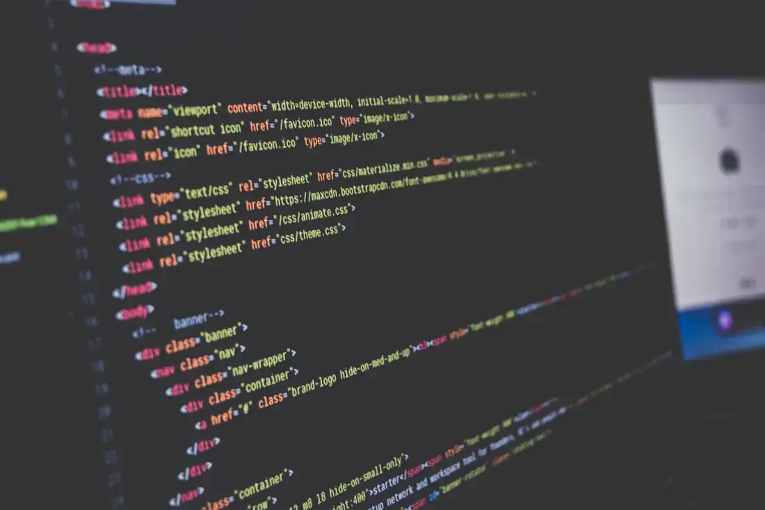 Righe di codice colorate su un monitor, riprese da vicino e di sbieco.