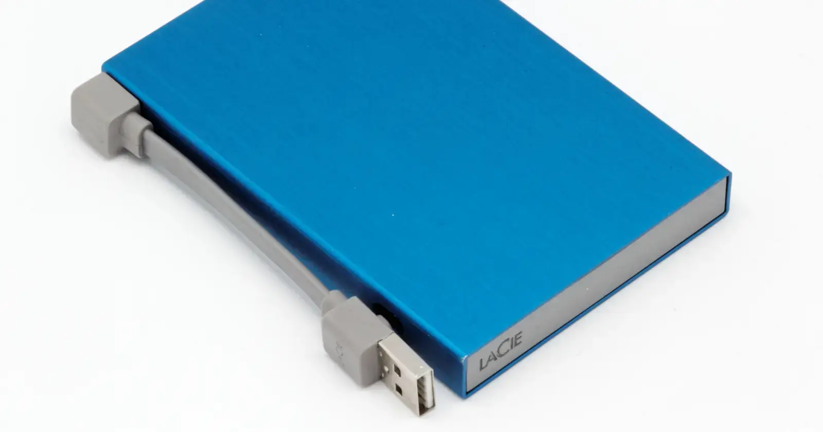 Un disco esterno azzurro, appoggiato su un fondo bianco, con il connettore in vista.